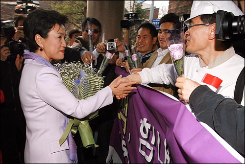 강금실 전법무부장관은 5일 오후 서울 정동극장에서 열린우리당 서울시장 예비후보자 출마선언을 했다. 강금실 전장관이 정동극장 앞에서 팬클럽 회원들과 악수하고 있다. 